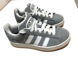Zapatillas Adidas grises y blancas