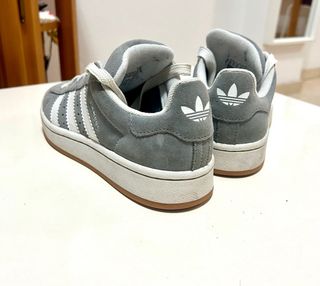Zapatillas Adidas grises y blancas