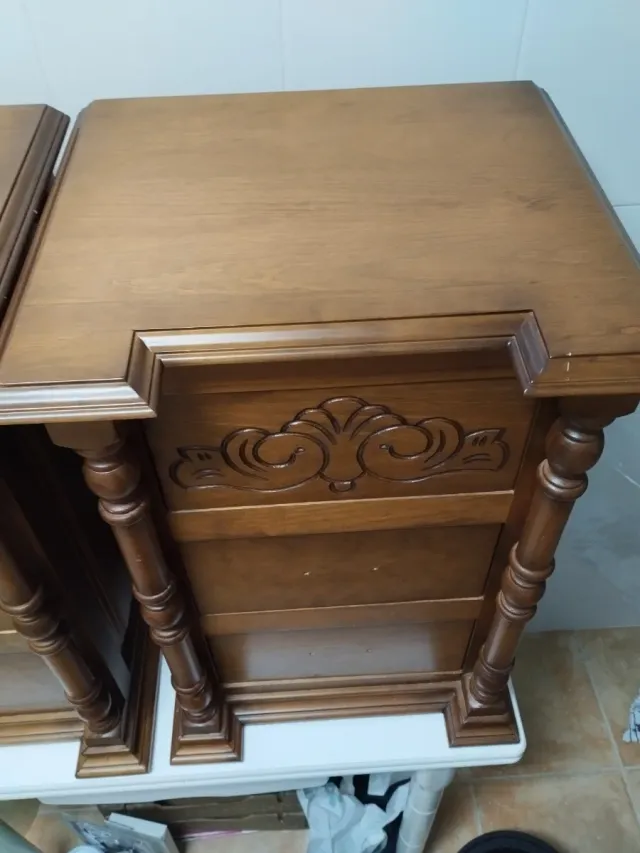 Mesita de noche de madera