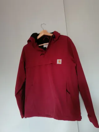 Chaqueta Carhartt con capucha roja