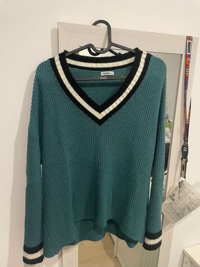 Jersey verde azulado cuello pico rayas