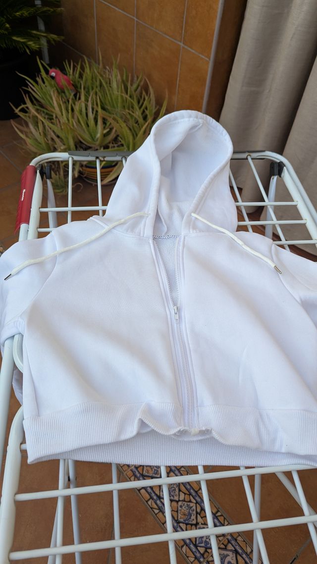 Sudadera blanca con cremallera y capucha