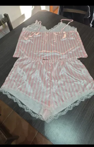 Pijama de rayas rosa y blanco