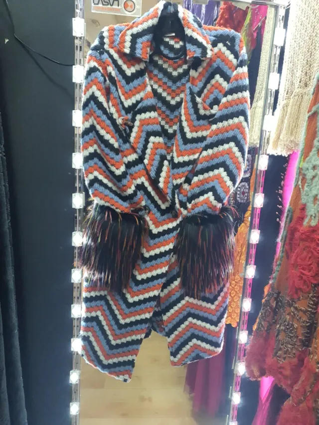 Cappotto lungo con design zig-zag moderno