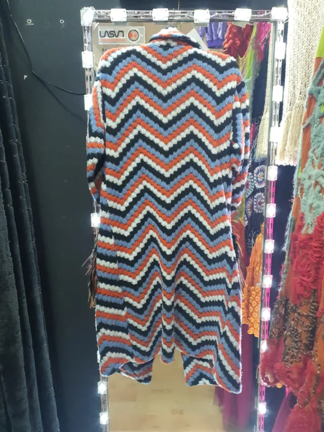 Cappotto lungo con design zig-zag moderno