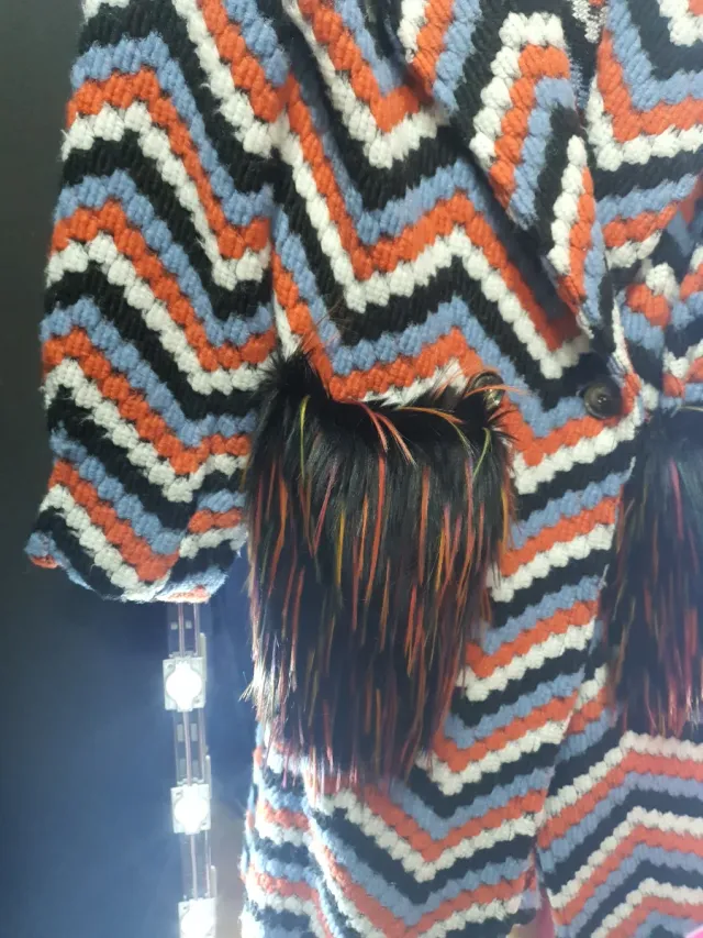 Cappotto lungo con design zig-zag moderno