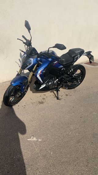 Keeway RKF 125cc con sistema ABS, color azul.