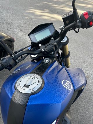 Keeway RKF 125cc con sistema ABS, color azul.