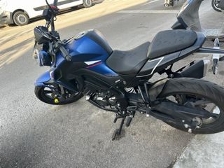 Keeway RKF 125cc con sistema ABS, color azul.