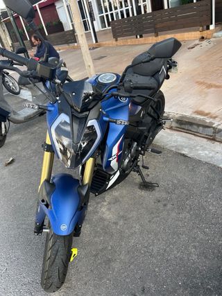 Keeway RKF 125cc con sistema ABS, color azul.