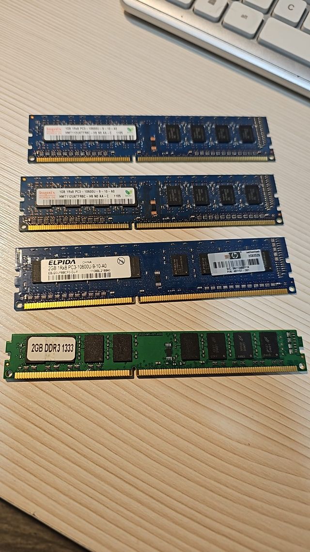 4 Módulos de memoria RAM. Total 5 GB. DDR3