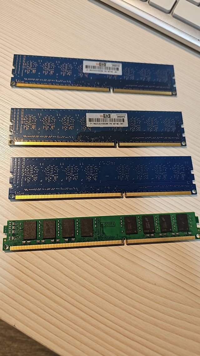 4 Módulos de memoria RAM. Total 5 GB. DDR3