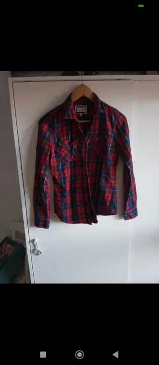 Camisa de cuadros roja y azul.