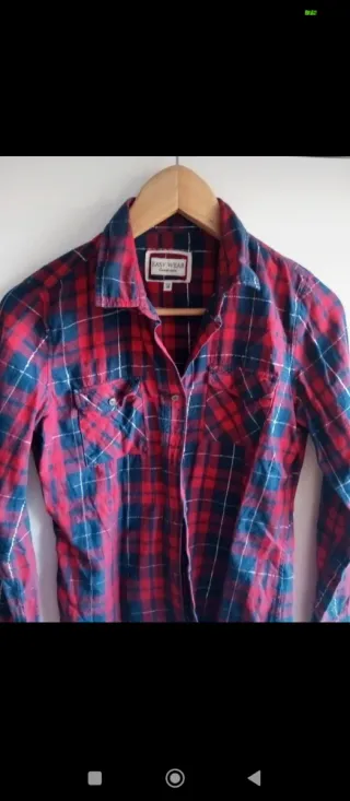 Camisa de cuadros roja y azul.