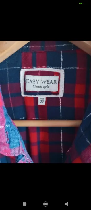 Camisa de cuadros roja y azul.