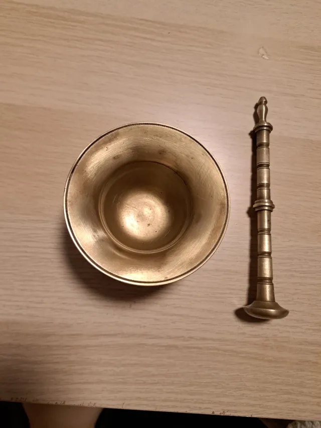 Mortero y mano de bronce