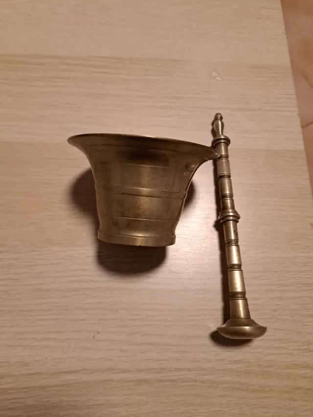 Mortero y mano de bronce