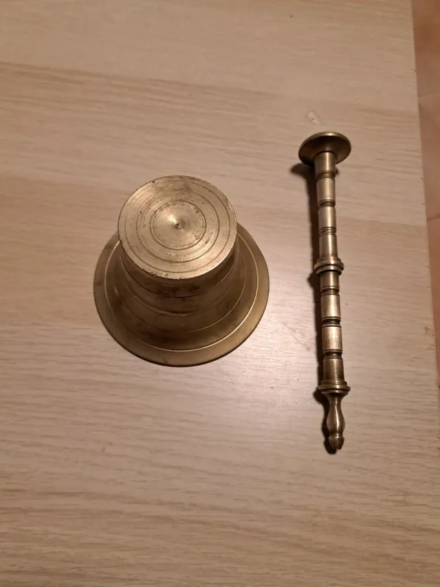 Mortero y mano de bronce