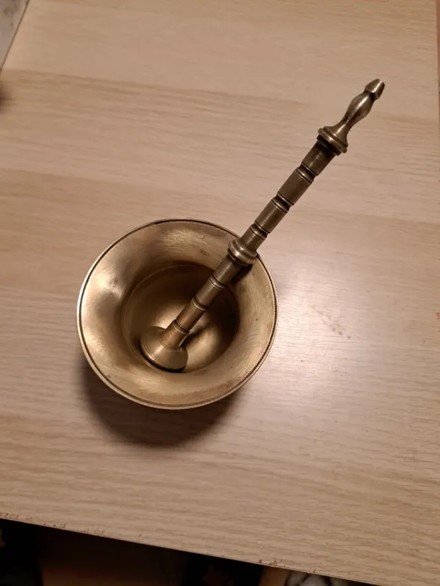 Mortero y mano de bronce