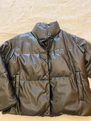 Cazadora efecto piel negra