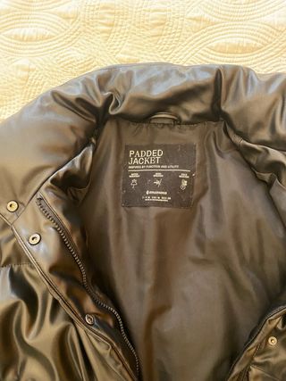 Cazadora efecto piel negra