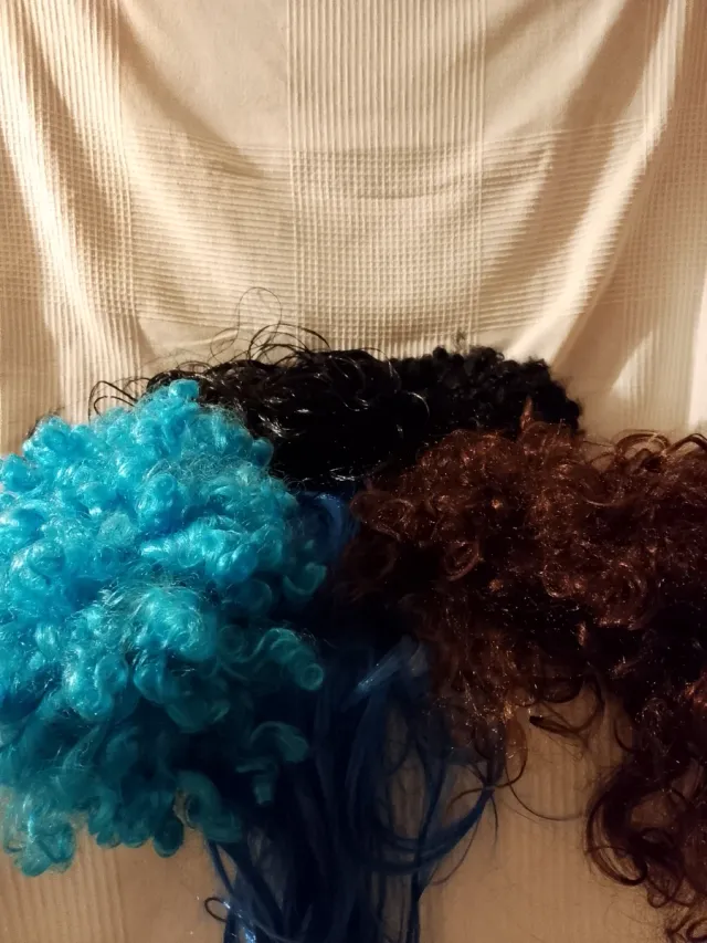 Lote pelucas y gorros disfraz