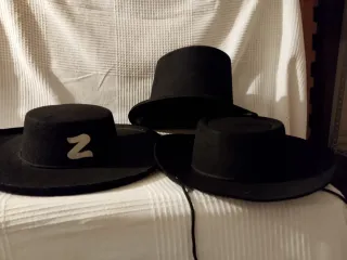 Lote pelucas y gorros disfraz