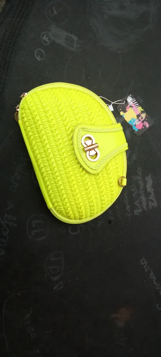 Bolso amarillo con cierre dorado