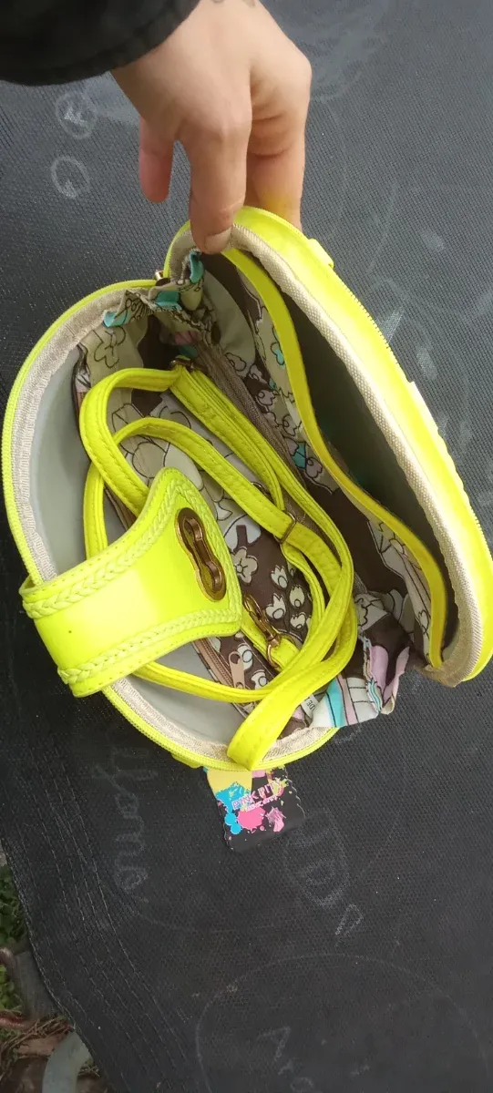 Bolso amarillo con cierre dorado