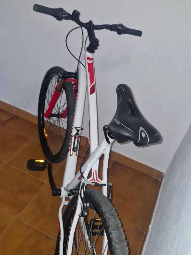 Bicicleta Rockrider Blanca y Roja