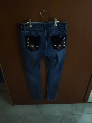 Pantalón vaquero mujer con bordado floral