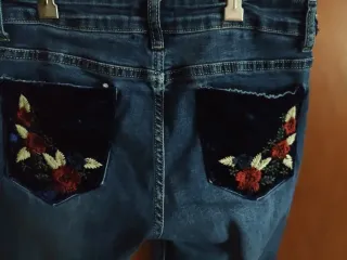 Pantalón vaquero mujer con bordado floral