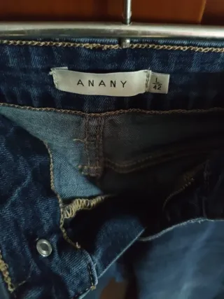 Pantalón vaquero mujer con bordado floral