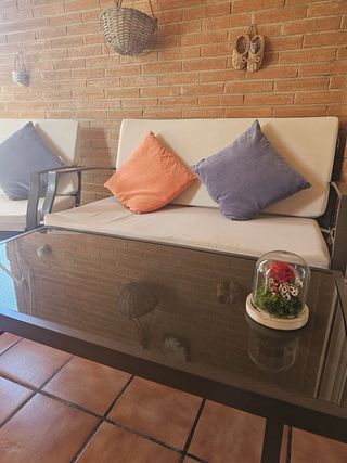 Mesa, 2 sillones de terraza y sofá 2 plazas