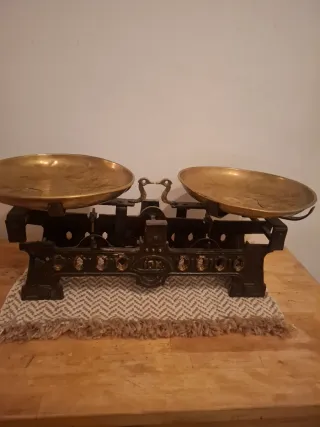 Báscula antigua de latón y hierro