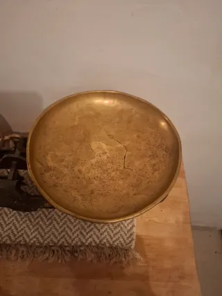 Báscula antigua de latón y hierro