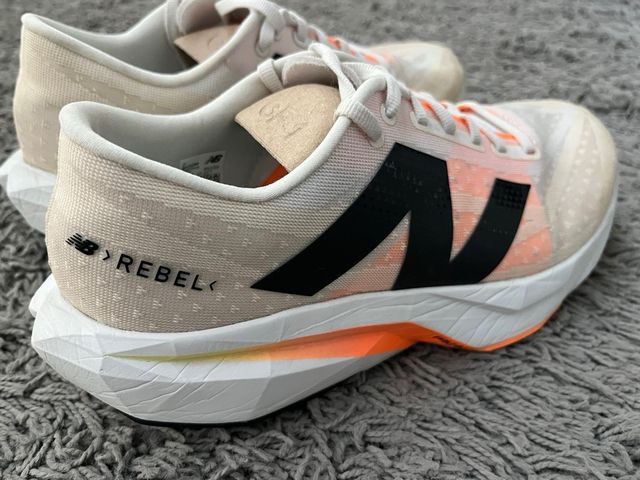New Balance Rebel V4 Talla 43 Beige/Naranja