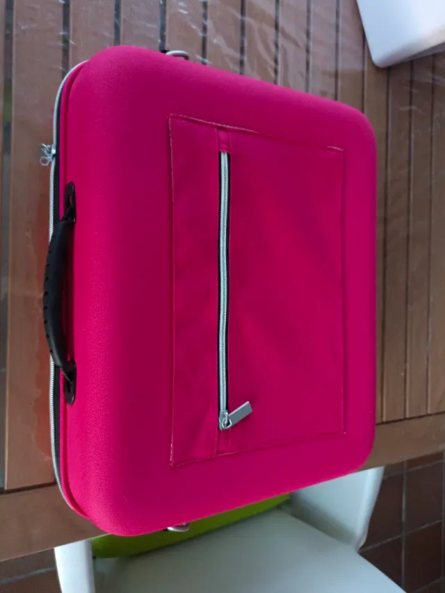 Maletín rosa con diseño de puntos