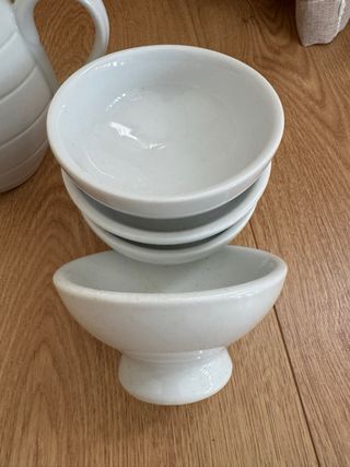 Juego de jarra y vasos de porcelana