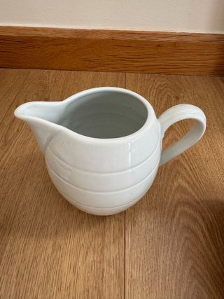 Juego de jarra y vasos de porcelana