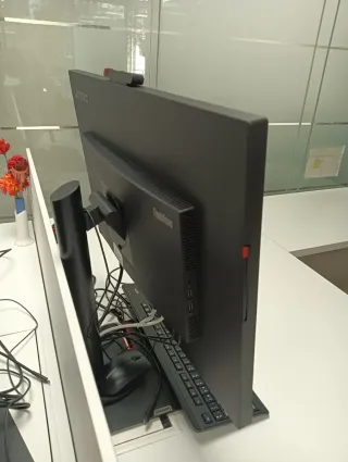 Pantalla PC Lenovo 80cm Nueva.