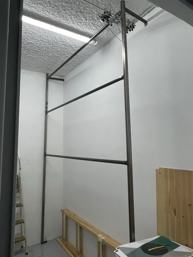 Perchero de metal o estructura de metal