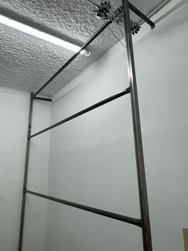 Perchero de metal o estructura de metal