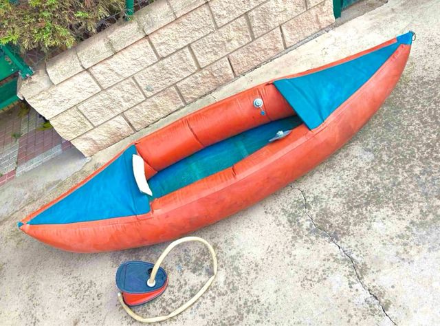 Barca hinchable naranja y azul