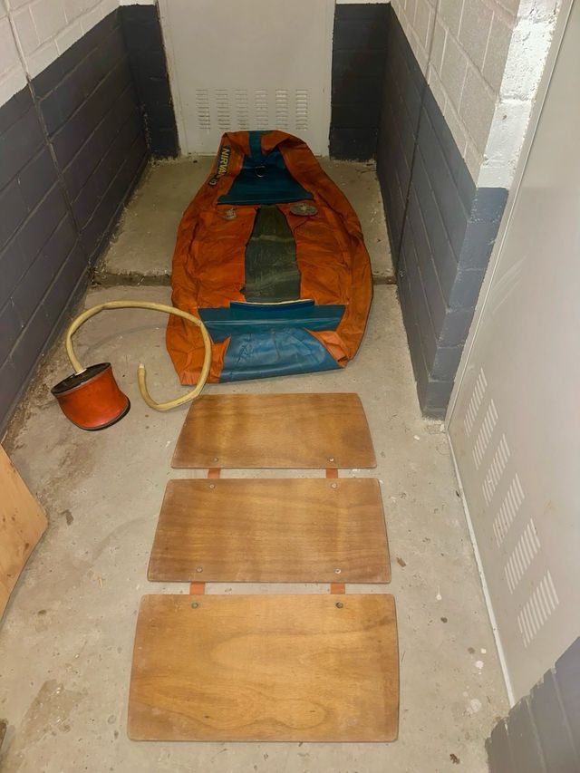 Barca hinchable naranja y azul