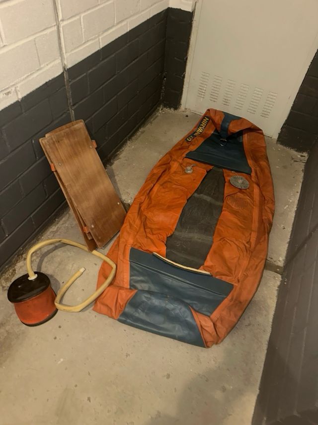 Barca hinchable naranja y azul