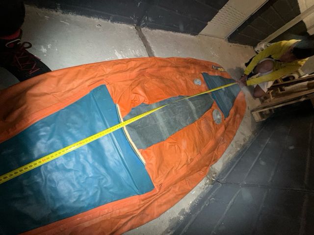 Barca hinchable naranja y azul