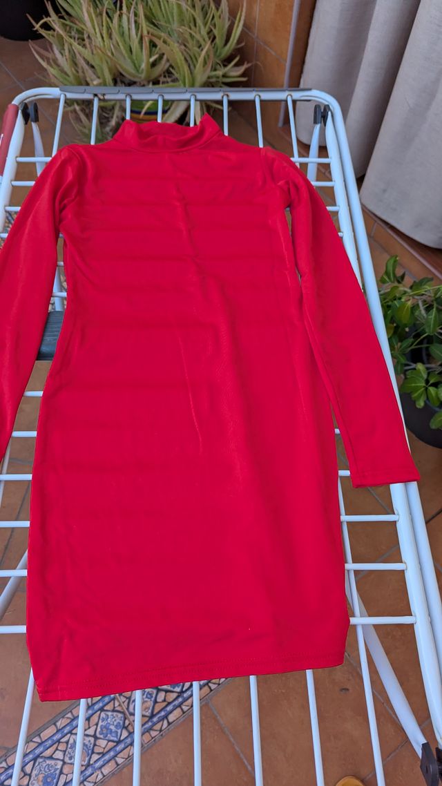 Vestido rojo entallado cuello alto