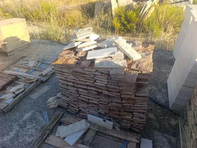 Mármol escalfilado granate