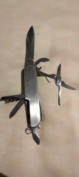 Navaja multiusos plegable de metal